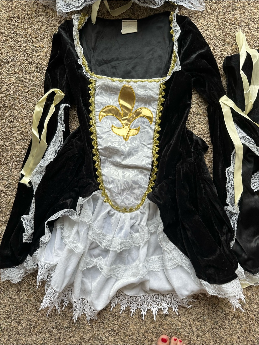 Spirit Halloween Madame Musketeer Costume size small - Picture 5 of 12